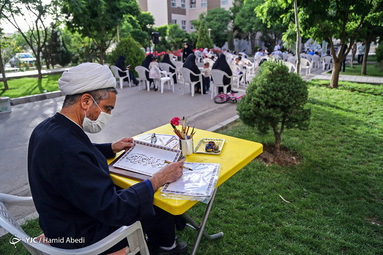 گروه جهادی صهبای نور با شیوع کرونا و قرنطینه  خانواده ها به محل زندگی آنان رفته و کودکان ونوجوانان را سرگرم می‌کنند.