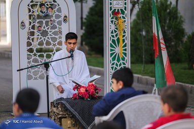 گروه جهادی صهبای نور با شیوع کرونا و قرنطینه  خانواده ها به محل زندگی آنان رفته و کودکان ونوجوانان را سرگرم می‌کنند.