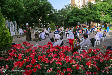 گروه جهادی صهبای نور با شیوع کرونا و قرنطینه  خانواده ها به محل زندگی آنان رفته و کودکان ونوجوانان را سرگرم می‌کنند.