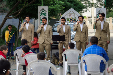 گروه جهادی صهبای نور با شیوع کرونا و قرنطینه  خانواده ها به محل زندگی آنان رفته و کودکان ونوجوانان را سرگرم می‌کنند.