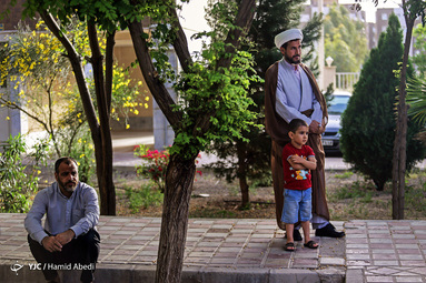 گروه جهادی صهبای نور با شیوع کرونا و قرنطینه  خانواده ها به محل زندگی آنان رفته و کودکان ونوجوانان را سرگرم می‌کنند.