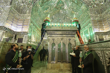 آیین گلابشویی و تعویض گل ضریح مبارک حضرت شاهچراغ (ع) و ضریح حضرت سید میر محمد (ع)