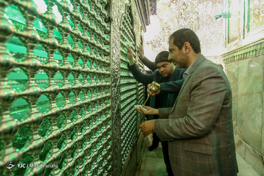 آیین گلابشویی و تعویض گل ضریح مبارک حضرت شاهچراغ (ع) و ضریح حضرت سید میر محمد (ع)