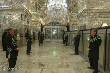آیین گلابشویی و تعویض گل ضریح مبارک حضرت شاهچراغ (ع) و ضریح حضرت سید میر محمد (ع)