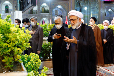 مراسم شکرانه بازگشایی و تعویض پرچم گنبدحرم مطهر امام رضا(ع) در صحن انقلاب