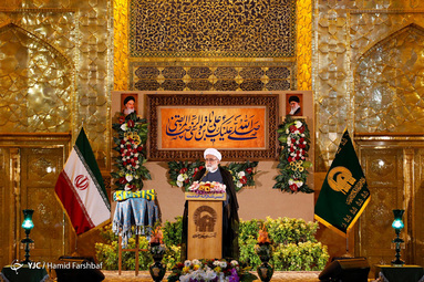 مراسم شکرانه بازگشایی و تعویض پرچم گنبدحرم مطهر امام رضا(ع) در صحن انقلاب