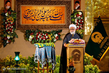 مراسم شکرانه بازگشایی و تعویض پرچم گنبدحرم مطهر امام رضا(ع) در صحن انقلاب