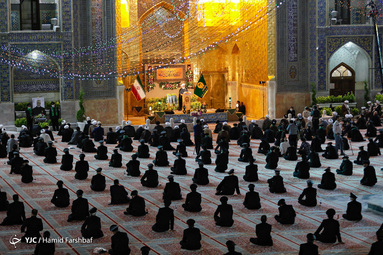 مراسم شکرانه بازگشایی و تعویض پرچم گنبدحرم مطهر امام رضا(ع) در صحن انقلاب