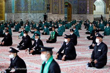 مراسم شکرانه بازگشایی و تعویض پرچم گنبدحرم مطهر امام رضا(ع) در صحن انقلاب