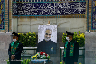 مراسم شکرانه بازگشایی و تعویض پرچم گنبدحرم مطهر امام رضا(ع) در صحن انقلاب