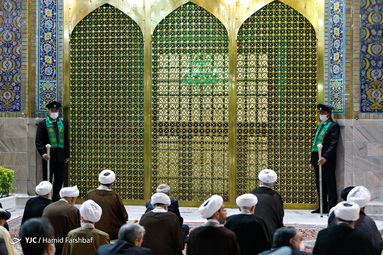 مراسم شکرانه بازگشایی و تعویض پرچم گنبدحرم مطهر امام رضا(ع) در صحن انقلاب
