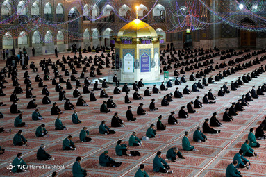 مراسم شکرانه بازگشایی و تعویض پرچم گنبدحرم مطهر امام رضا(ع) در صحن انقلاب