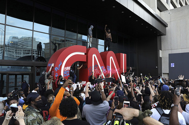 حمله معترضان به دفتر CNN در آتلانتا