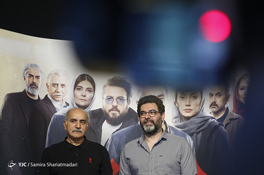 از راست: مصطفی کیایی کارگردان و پرویز پرستویی  در حاشیه نشست خبری سریال «هم گناه»