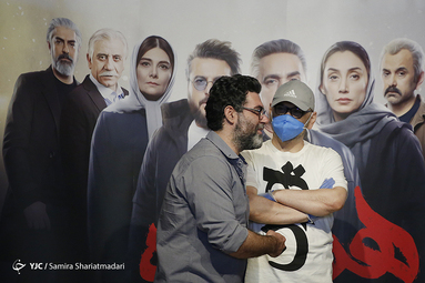 از راست: حبیب رضایی و مصطفی کیایی کارگردان در حاشیه نشست خبری سریال «هم گناه»