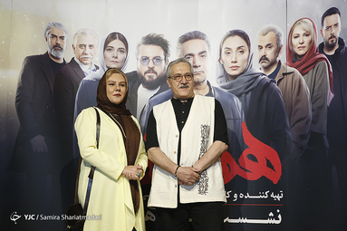 از راست : شاهرخ فروتنیان و افسانه چهره‌آزاد در حاشیه نشست خبری سریال «هم گناه»