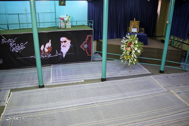 حسینیه جماران، خانه امام، کوچه مسقف قبل از حسینیه، ایوان خانه، اتاق کوچک امام (ره)، هنوز هم عطر آن مرد بزرگ احساس می‌شود.