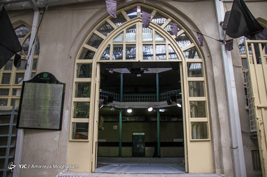 حسینیه جماران، خانه امام، کوچه مسقف قبل از حسینیه، ایوان خانه، اتاق کوچک امام (ره)، هنوز هم عطر آن مرد بزرگ احساس می‌شود.