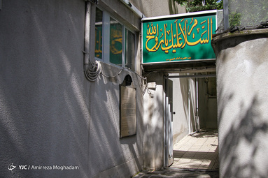 حسینیه جماران، خانه امام، کوچه مسقف قبل از حسینیه، ایوان خانه، اتاق کوچک امام (ره)، هنوز هم عطر آن مرد بزرگ احساس می‌شود.
