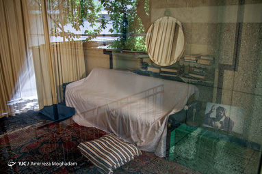 حسینیه جماران، خانه امام، کوچه مسقف قبل از حسینیه، ایوان خانه، اتاق کوچک امام (ره)، هنوز هم عطر آن مرد بزرگ احساس می‌شود.