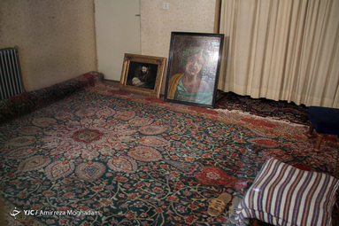 حسینیه جماران، خانه امام، کوچه مسقف قبل از حسینیه، ایوان خانه، اتاق کوچک امام (ره)، هنوز هم عطر آن مرد بزرگ احساس می‌شود.
