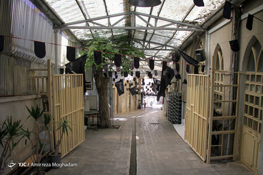 حسینیه جماران، خانه امام، کوچه مسقف قبل از حسینیه، ایوان خانه، اتاق کوچک امام (ره)، هنوز هم عطر آن مرد بزرگ احساس می‌شود.