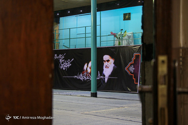 حسینیه جماران، خانه امام، کوچه مسقف قبل از حسینیه، ایوان خانه، اتاق کوچک امام (ره)، هنوز هم عطر آن مرد بزرگ احساس می‌شود.
