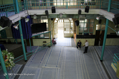 حسینیه جماران، خانه امام، کوچه مسقف قبل از حسینیه، ایوان خانه، اتاق کوچک امام (ره)، هنوز هم عطر آن مرد بزرگ احساس می‌شود.