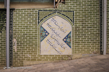 حسینیه جماران، خانه امام، کوچه مسقف قبل از حسینیه، ایوان خانه، اتاق کوچک امام (ره)، هنوز هم عطر آن مرد بزرگ احساس می‌شود.