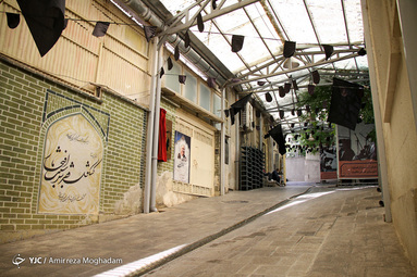 حسینیه جماران، خانه امام، کوچه مسقف قبل از حسینیه، ایوان خانه، اتاق کوچک امام (ره)، هنوز هم عطر آن مرد بزرگ احساس می‌شود.