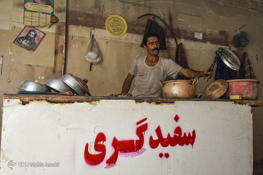 هر دو سال یک بار که ظروف به مرور زمان سفیدی خود را از دست می‌دهند آن را جهت سفید کردن به سفیدگر می‌دهند