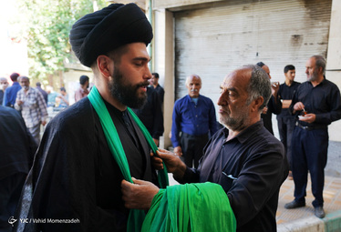 دسته سادات و روحانیون یکی از دسته‌‌های عزاداری خمینی‌شهر است که با شال سبز در مراسم عزاداری امام جعفر صادق (ع) حاضر می‌شوند.