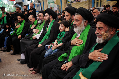 دسته سادات و روحانیون یکی از دسته‌‌های عزاداری خمینی‌شهر است که با شال سبز در مراسم عزاداری امام جعفر صادق (ع) حاضر می‌شوند.