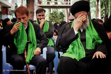دسته سادات و روحانیون یکی از دسته‌‌های عزاداری خمینی‌شهر است که با شال سبز در مراسم عزاداری امام جعفر صادق (ع) حاضر می‌شوند.