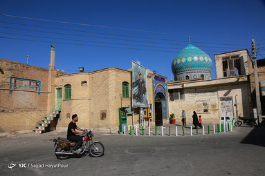 روز پنجم ذی القعده و پنجمین روز از دهه کرامت با عنوان «امامزادگان؛ ذخائر معنوی جامعه» در تقویم رسمی کشور به عنوان روز بزرگداشت و تجلیل از امامزادگان و بقاع متبرکه نامگذاری شده است. 