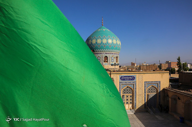 روز پنجم ذی القعده و پنجمین روز از دهه کرامت با عنوان «امامزادگان؛ ذخائر معنوی جامعه» در تقویم رسمی کشور به عنوان روز بزرگداشت و تجلیل از امامزادگان و بقاع متبرکه نامگذاری شده است. 