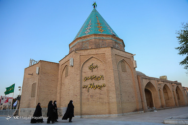روز پنجم ذی القعده و پنجمین روز از دهه کرامت با عنوان «امامزادگان؛ ذخائر معنوی جامعه» در تقویم رسمی کشور به عنوان روز بزرگداشت و تجلیل از امامزادگان و بقاع متبرکه نامگذاری شده است. 