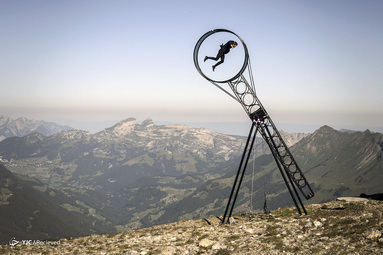 اجرای آکروبات سوئیسی، رامون کاترینر، در نمایشگاه Glacier 3000 Air