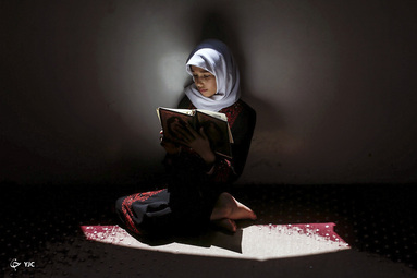 یک دختر فلسطینی در مسجدی در شهر غزه
