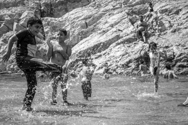 چشمه علی یکی از مناطق گردشگری، باستانی و دیدنی شهر ری محسوب می‌شود. این چشمه در فصل گرم تابستان میزبان کودکان و نوجوانانی می‌شود که برای فرار از گرمای هوا در آن به آب تنی و آب بازی می‌پردازند و لحظات شادی دارند. اما در روز‌هایی که کرونا همچنان مساله اول کشور است، این همه ازدحام و رعایت نکردن فاصله اجتماعی و ... نگران‌کننده است.