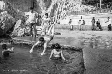 چشمه علی یکی از مناطق گردشگری، باستانی و دیدنی شهر ری محسوب می‌شود. این چشمه در فصل گرم تابستان میزبان کودکان و نوجوانانی می‌شود که برای فرار از گرمای هوا در آن به آب تنی و آب بازی می‌پردازند و لحظات شادی دارند. اما در روز‌هایی که کرونا همچنان مساله اول کشور است، این همه ازدحام و رعایت نکردن فاصله اجتماعی و ... نگران‌کننده است.