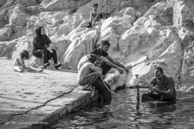 چشمه علی یکی از مناطق گردشگری، باستانی و دیدنی شهر ری محسوب می‌شود. این چشمه در فصل گرم تابستان میزبان کودکان و نوجوانانی می‌شود که برای فرار از گرمای هوا در آن به آب تنی و آب بازی می‌پردازند و لحظات شادی دارند. اما در روز‌هایی که کرونا همچنان مساله اول کشور است، این همه ازدحام و رعایت نکردن فاصله اجتماعی و ... نگران‌کننده است.