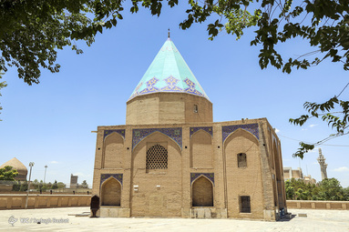 آرامگاه بابارکن الدین : مسعود بیضاوی معروف به بابا رکن الدین از بزرگان مشایخ عرفان وعلمای قرن هشتم هجری بود که در زمان سلطنت ابوسعید ایلخان مغول در اصفهان زندگی می کرد