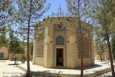 مادرشاهزاده ؛ از زنان نیکوکار و متدین و بانی آثار خیر، دایة سیف الدوله محمدمیرزا فرزند فتحعلیشاه قاجار بود. وی به سال 1246ق فوت و در تکیه ای که به نام خود وی معروف گردید، به خاک سپرده شد