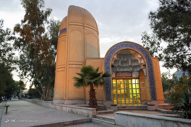 آرامگاه سیده نصرت بیگم امین (1274-1362 ش) : معروف به بانو امین ، صاحب تفسیر مخزن العرفان ، فقیه عارف و مفسر شیعی است . او آثار متعدد را با نام بانوی ایرانی منتشر کرده است