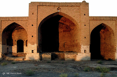 کاروانسرای دیر گچین یکی از بزرگ‌ترین کاروانسراهای ایران، بر سر راه جاده تاریخی ری به قم در مرکز پارک ملی کویر قرار دارد.