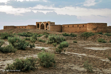 کاروانسرای دیر گچین یکی از بزرگ‌ترین کاروانسراهای ایران، بر سر راه جاده تاریخی ری به قم در مرکز پارک ملی کویر قرار دارد.