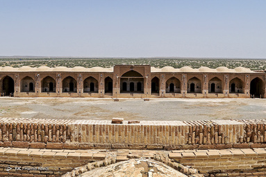 کاروانسرای دیر گچین یکی از بزرگ‌ترین کاروانسراهای ایران، بر سر راه جاده تاریخی ری به قم در مرکز پارک ملی کویر قرار دارد.