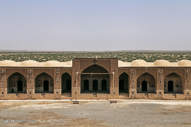 کاروانسرای دیر گچین یکی از بزرگ‌ترین کاروانسراهای ایران، بر سر راه جاده تاریخی ری به قم در مرکز پارک ملی کویر قرار دارد.