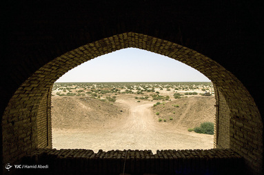 کاروانسرای دیر گچین یکی از بزرگ‌ترین کاروانسراهای ایران، بر سر راه جاده تاریخی ری به قم در مرکز پارک ملی کویر قرار دارد.